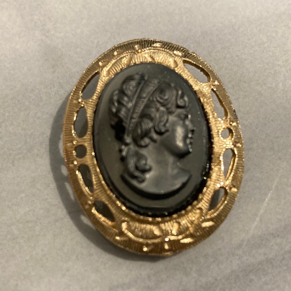 Vintage Black Cameo in Gold Pin Frame - Picture 6 of 6